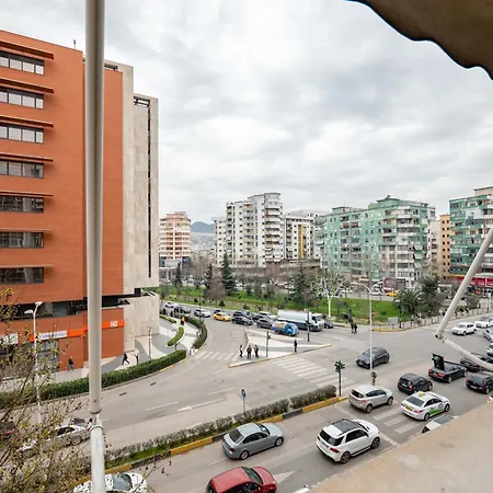 Tirent Apartment-spacious 2-bedroom In Delijorgji 地拉那